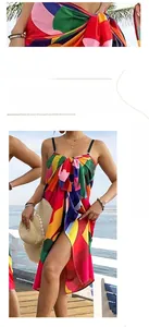 Détail du paréo de plage à imprimé géométrique coloré avec lien à nouer à la taille