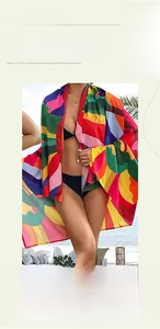 Détail de cache-maillot de plage tie-dye coloré avec motifs vifs et tissu léger d'été