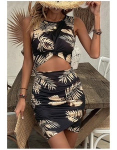 Detailansicht des verdrehten Bandeau-Tops und Taillenausschnitts am tropischen Sommerkleid