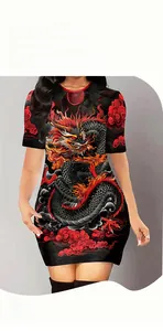 Detail des chinesischen Drachen- und roten Wolkendrucks auf diesem schwarzen Etuikleid