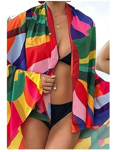Gros plan d'un paréo de plage bohème aux motifs abstraits colorés et texture légère