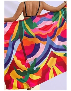 Détail d'un paréo de plage coloré à imprimé tropical avec palmiers et motifs abstraits