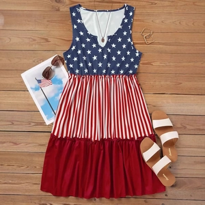 Robe sans manches à col en V avec imprimé drapeau américain, étoiles et bas à volants