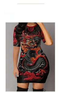 Detail eines schmal geschnittenen schwarzen Kleides mit rotem Drachen und Wolkenprint
