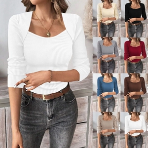 Dettaglio della maglia a coste con scollo squadrato e varie opzioni di colore disponibili