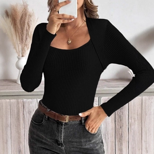 Maglione aderente nero con scollo quadrato in maglia a coste per donna alla moda