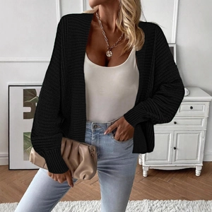 Dettaglio della trama del cardigan nero da donna in maglia grossa con design a bottoni