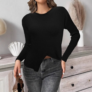 Pull en tricot côtelé noir pour femme avec ourlet fendu asymétrique et manches longues