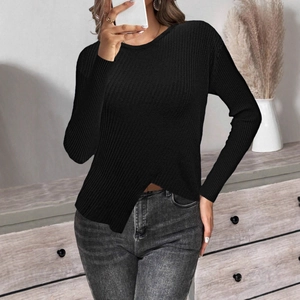 Détail d'un pull en maille côtelée noire avec un ourlet croisé asymétrique élégant