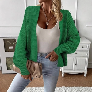 Dettaglio cardigan da donna verde acceso con trama a coste verticali e vestibilità comoda