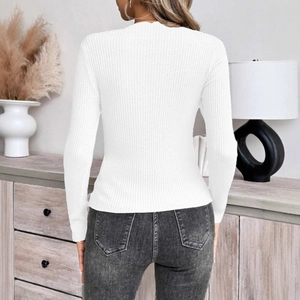 Dettaglio dello scollo quadrato e della trama a costine sul maglione bianco in maglia slim