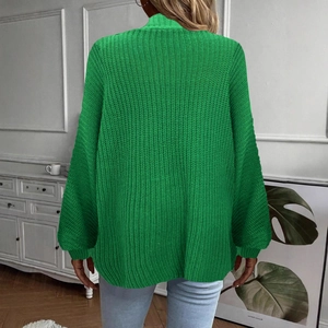 Vista posteriore di un cardigan in maglia grossa verde erba con vestibilità ampia e a coste