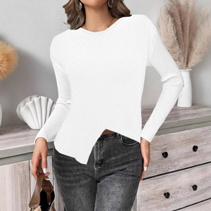 Pull en maille côtelée blanche pour femme avec un ourlet croisé asymétrique unique
