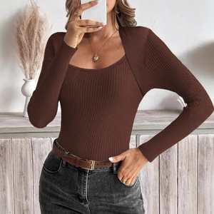Dettaglio di un maglione a coste marrone con scollo a U su una modella femminile