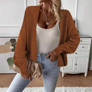 Dettaglio del cardigan in maglia caramello con polsini a coste e design aperto