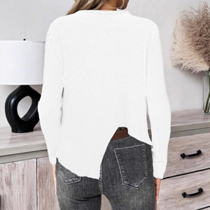 Détail du dos d'un haut en maille blanc avec une fente asymétrique distinctive