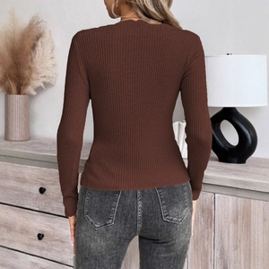 Dettaglio maglione in maglia a coste marrone a maniche lunghe slim fit su una modella