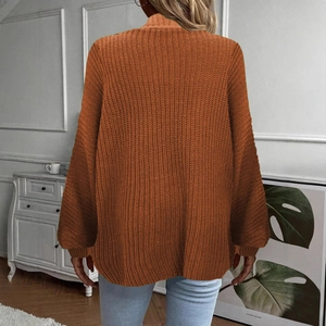 Vista posteriore del cardigan da donna in maglia grossa color caramello con coste verticali