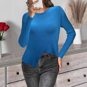 Détail du pull en maille côtelée bleue avec ourlet asymétrique et col rond élégant