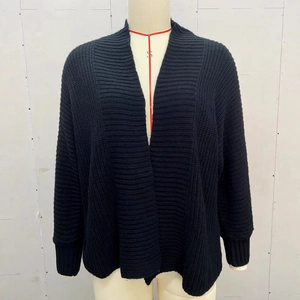Vista dettagliata che mostra la trama a maglia verticale spessa di questo cardigan nero