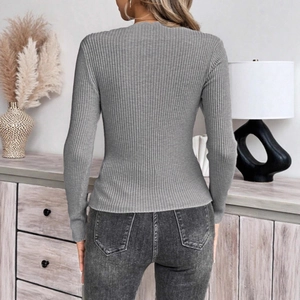 Vista posteriore dettagliata di un maglione grigio in maglia a coste aderente