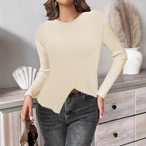 Pull en maille côtelée beige à manches longues et ourlet asymétrique pour femme