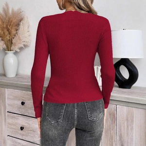 Dettaglio del maglione rosso in maglia a coste con vestibilità slim e trama verticale