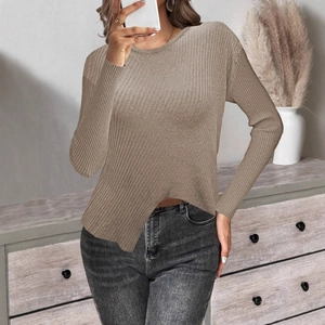 Détail du pull en maille côtelée pour femme avec ourlet fendu irrégulier et texture douce