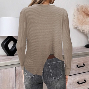 Vue arrière d'un pull en maille côtelée marron avec une coupe asymétrique fendue au bas