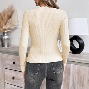 Vista posteriore di un maglione in maglia a coste crema con silhouette aderente e morbida