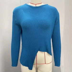 Détail de l'ourlet fendu asymétrique et de la maille côtelée sur le pull bleu pour femme