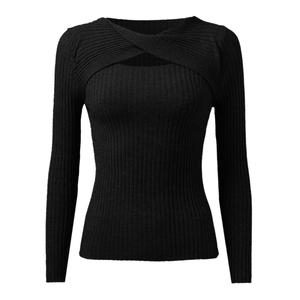 Détail d'un pull en maille côtelée noire avec un col découpé au design torsadé unique