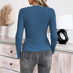 Vista posteriore dettagliata di un maglione a coste blu scuro slim-fit da donna a maniche lunghe