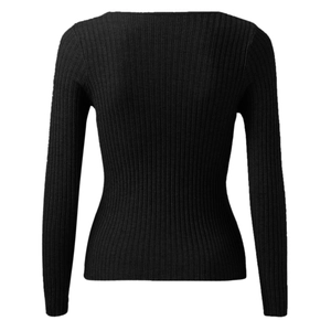 Détail de l'arrière d'un pull en maille noire à manches longues et texture côtelée