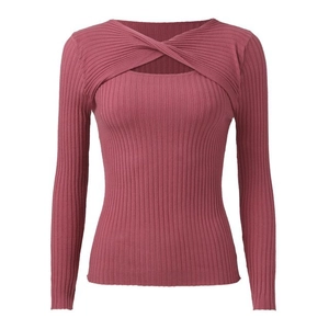 Détail de l'encolure torsadée évidée sur un pull en maille côtelée ajusté mauve