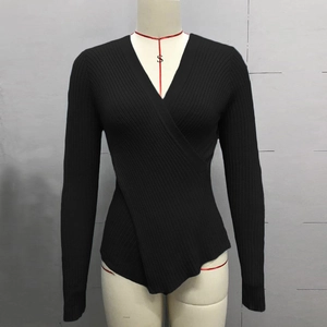 Détails du pull noir en maille côtelée à manches longues avec col en V croisé design