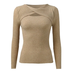 Détail du nœud croisé et de la découpe sur ce pull en maille côtelée kaki à manches