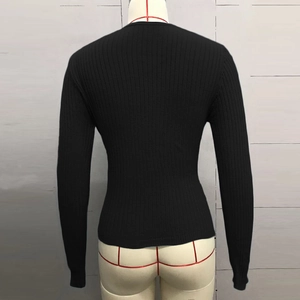 Vue arrière détaillée d'un pull noir ajusté en maille côtelée sur un mannequin