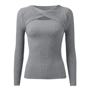 Détail d'un pull en maille côtelée grise avec nœud croisé et découpe élégante au décolleté