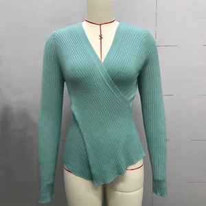 Détail de la maille côtelée vert menthe avec un design croisé et une coupe ajustée