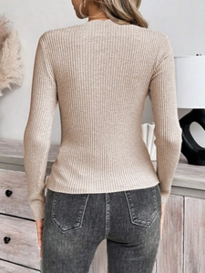 Vista posteriore di un maglione beige in maglia a coste con maniche lunghe aderenti