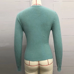 Vue arrière d'un pull en tricot bleu sarcelle à manches longues et maille côtelée