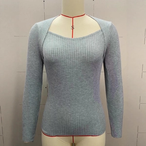 Dettaglio del top grigio in maglia a costine con scollo quadrato e spalla scoperta