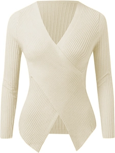 Détail d'un pull en maille côtelée beige avec col en V élégant et ourlet croisé stylé