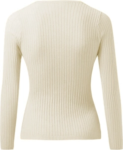 Détail de la texture en maille côtelée crème de ce pull ajusté à manches longues