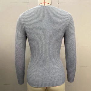 Vista dettagliata del retro di un maglione a coste grigio dalla vestibilità slim
