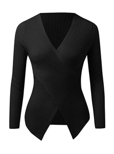 Détail d'un haut cache-cœur noir en maille côtelée avec ourlet asymétrique et col en V