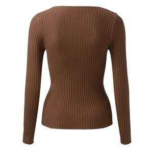 Gros plan sur le pull en maille côtelée marron foncé montrant les détails de texture