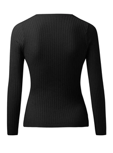 Vue détaillée de la maille côtelée verticale au dos de ce pull noir ajusté et élégant