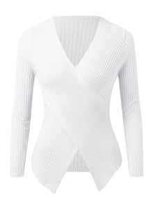 Détail de la texture côtelée blanche et du décolleté en V croisé asymétrique du pull en maille